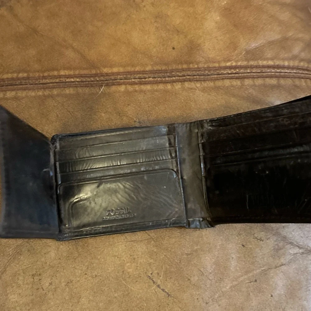 Fossil Alabama Crimson Tide wallet. Dark Leather with  Brass Accent